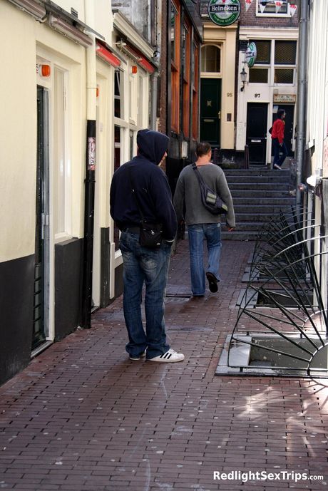 redlight sex trips: Voluptueuze MILF Sofia Valentine krijgt haar kutje gelikt voordat ze geneukt wordt