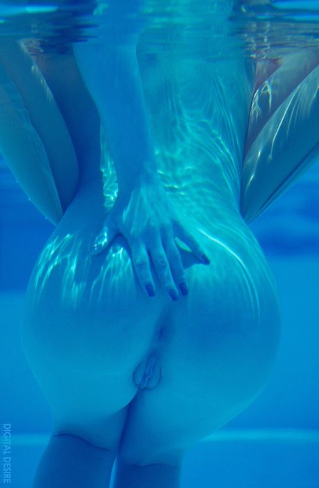 digital desire: La superbe tchèque aux cheveux clairs Jana Irrova se dénude dans une piscine devant une serviette