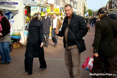 redlight sex trips: As loiras Bob e Amber D sobem em cima de um pau durante um ménage à trois