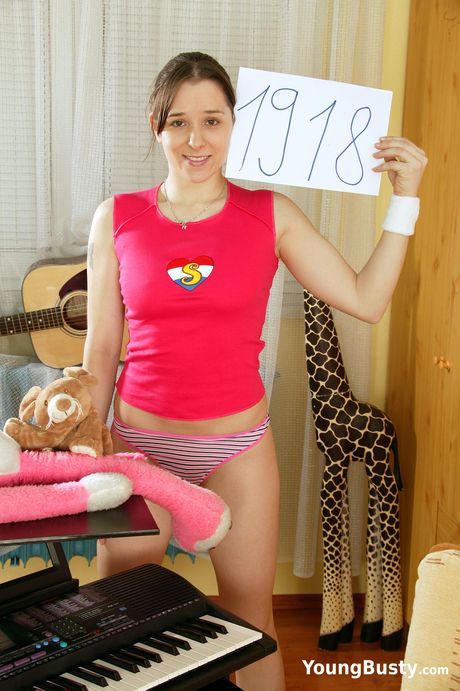 young busty: Die vollbusige Teenagerin Kelly I zeigt ihre riesigen Titten und spielt mit ihrer Muschi in einem Solo