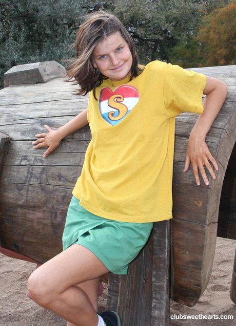 club sweethearts: スリムなロシアの女の子ダイアナCは、彼女の自然な小さなおっぱいを見せて、ソロでポーズをとる