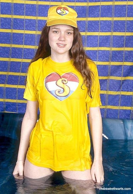 club sweethearts: 性感的捷克美女 Femke B 脫掉衣服，玩弄她毛茸茸的陰部