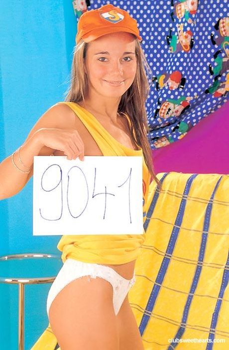 club sweethearts: La jolie sportive Sandy A se déshabille et présente son cul chaud dans un solo