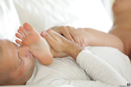 21 foot art: El aturdidor ruso Leggy Alessandra Jane chupa su chico con los dedos de los pies antes de montar su polla
