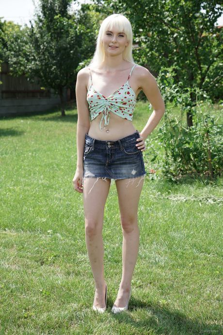 grandpas fuck teens: La portada finlandesa adolescente, la señorita Melissa, chupa una polla antes de montarla en una piscina
