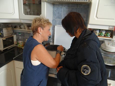 old young lesbian love: Starsze lesbijki Malya i Chrissy całują się przed wzajemnym pieprzeniem