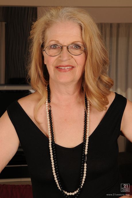 old young lesbian love: Dojrzałe lesbijskie nimfomanki Irina Bruni i Gabi całują się i palcują