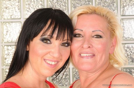 cumming matures: Doskonała babcia Molly Maria pozwala młodemu ogierowi rozciągać swoją dojrzałą cipkę