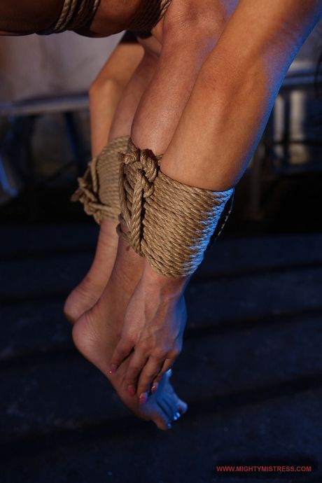 mighty mistress: La belle brune Black Sonja se fait vénérer les pieds et les orteils par Mandy Bright