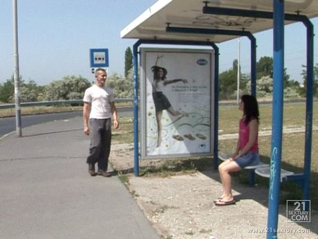 zoliboy: La portada húngara perfecta Aleksandra Black tienta a su amigo en el jardín
