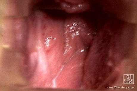 zoliboy: La blonde hongroise Angel Spice dévoile sa chatte rose et chevauche un gode