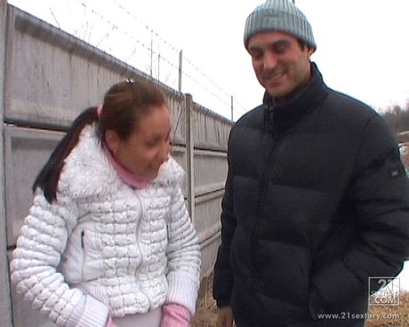 zoliboy: La jolie hongroise aux cheveux noirs Roxanne fait pipi sur le sol après s