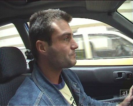 zoliboy: 布魯內特詹妮弗展示她的天然乳房並獨自自慰