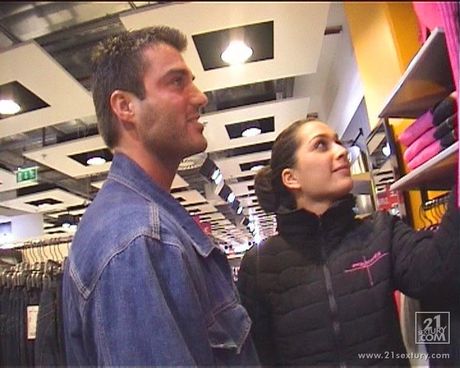 zoliboy: 這位美麗的黑髮少女太淫蕩了，她必須在商場裡做這件事