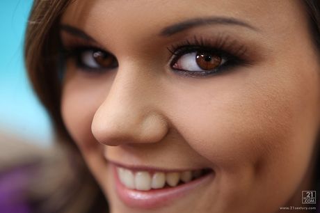 pix and video: Encantadora chica húngara Rosee revela sus pequeñas tetas y poses en un solo
