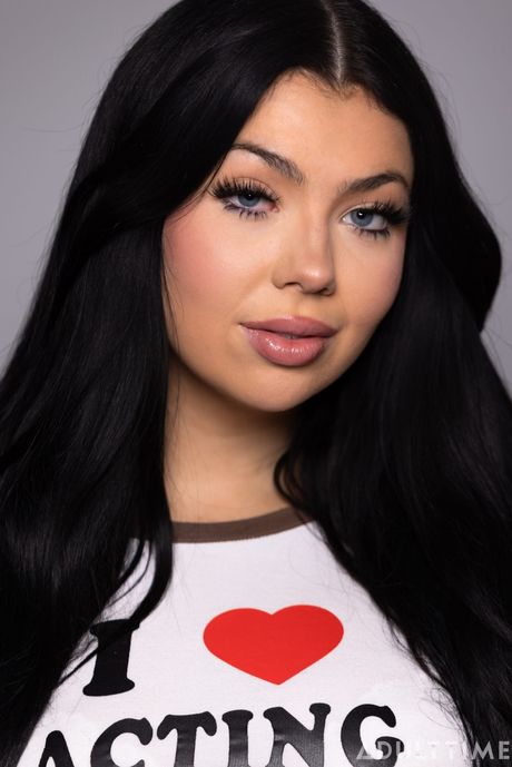 how women orgasm: Pokryta tatuażami amerykańska brunetka Holly Day pociera swoją cipkę po tym, jak się rozebrała