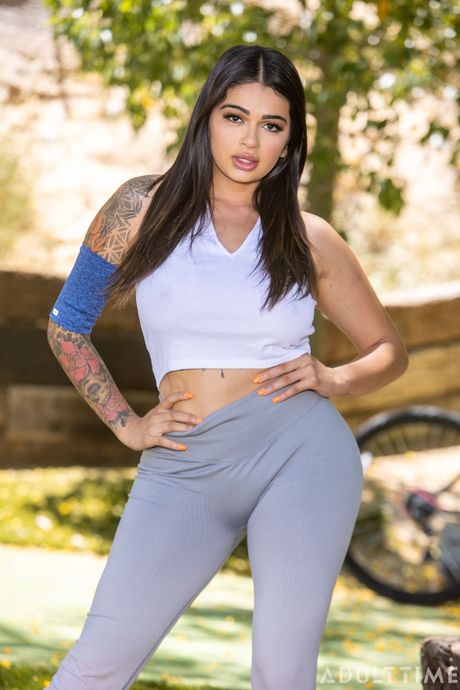 accidental gangbang: Le donne lesbiche fanno sesso tra loro e con i loro amici uomini
