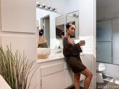 adult time: Aziatische tiener Avery Black neemt een douche terwijl ze een witte jurk draagt