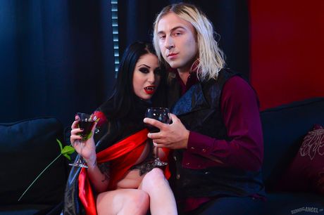 burning angel: Tätowierte amerikanische Mutter Ophelia Rain verführt ihren Freund in einem schwarzen Kleid