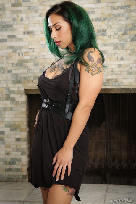 burning angel: Getatoeëerde Latina Veronica Rose toont haar grote tieten en kont in een solo