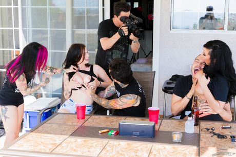 burning angel: Wytatuowane laski Joanna Angel i Lily Lane są ruchane przez dwóch facetów