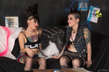 burning angel: Les lesbiennes tatouées Rizzo Ford et Amelia Dire ont des relations sexuelles lesbiennes dans un studio