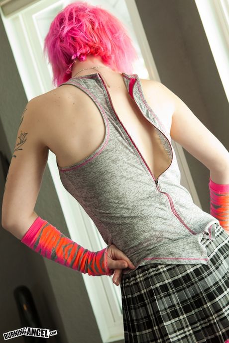 burning angel: Chica estadounidense tatuada Madisin Moon se desnuda en un mostrador de cocina

