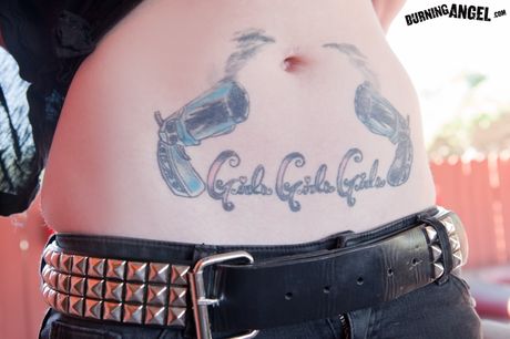 burning angel: La morena entintada Kelly Chaos se desnuda en un par de tacones altos
