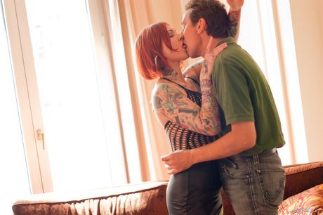 burning angel: 紋身英國紅髮女郎 Tallulah Tease 在淋浴中被舔屁股、操逼