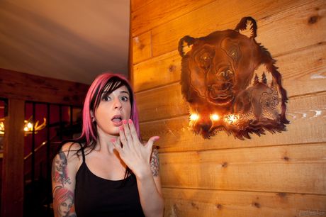 burning angel: Beldades sensuais em trajes de banho ficam nuas para uma foto de grupo em um riacho de montanha