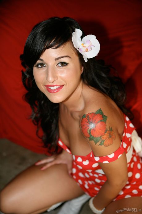 burning angel: Perfekte Latina Avy Lee Roth zeigt ihre großen Brüste und Modelle im Rohzustand