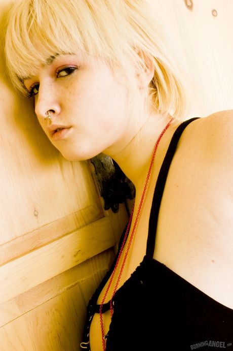 burning angel: 完美的愛爾蘭金髮女郎 Sinead 展示她的大胸部並穿著漁網擺姿勢