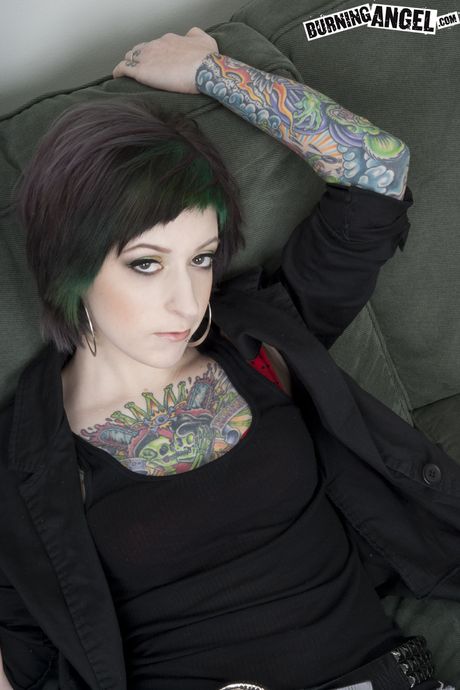 burning angel: Getatoeëerde brunette Miss Genocide toont haar dikke kont en tieten in visnetkousen