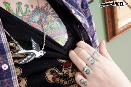 burning angel: Engelachtige brunette Miss Genocide laat haar grote kont zien en masturbeert