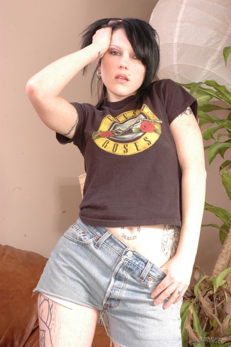 burning angel: A gata americana tatuada com um bumbum grande Cadence St John apresenta seu corpo gostoso