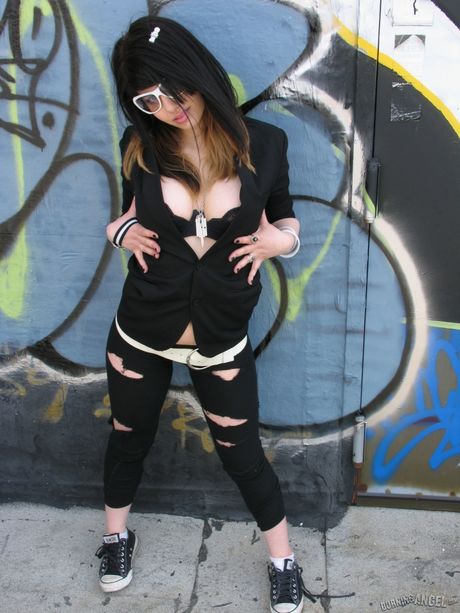 burning angel: 毀滅性的匈牙利熟女英迪拉在獨奏中炫耀她巨大的乳房和圓潤的屁股