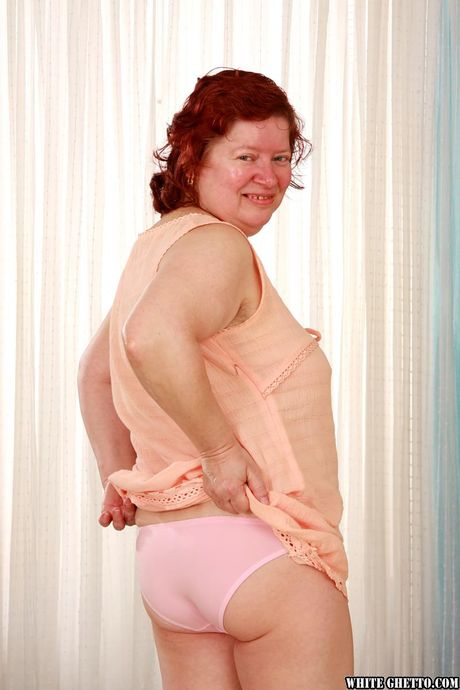 granny ghetto: Hanicka, une maman tchèque rousse, se fait défoncer ses énormes seins et sa chatte