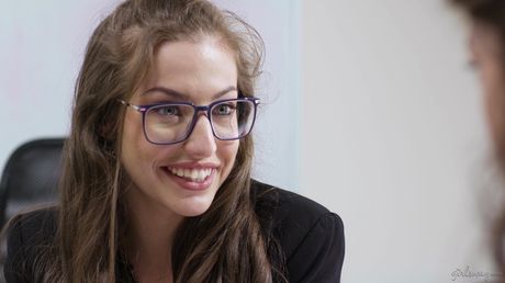 lady boss: Drie hete kantoorsletten met glazen komen samen voor een lesbische trio