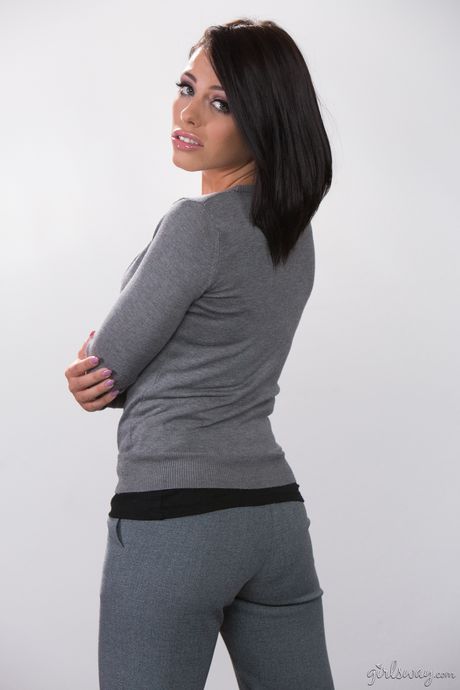 adult time: De donkerbruine Amerikaanse babe Adriana Chechik toont haar grote borsten en poseert in een solo