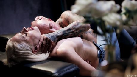 pure taboo: De oude Amerikaanse amateur Iris krijgt haar harige kutje gepenetreerd door een geile kerel