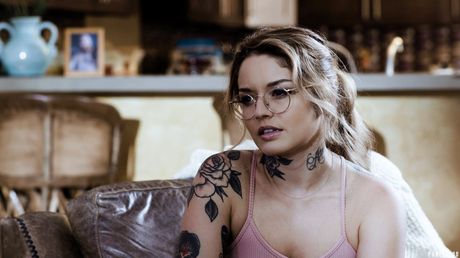 pure taboo: La teenager latina Destiny Cruz fa sesso con il fratellastro su un letto
