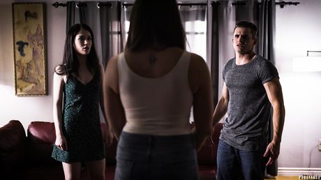 pure taboo: La lesbienne Evelyn Claire et sa copine se font baiser par un demi-frère excité