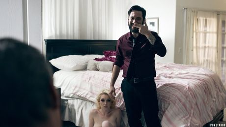 pure taboo: Die blonde amerikanische Puppe Athena Rayne hat Sex mit ihrem Stiefvater auf einem Sofa