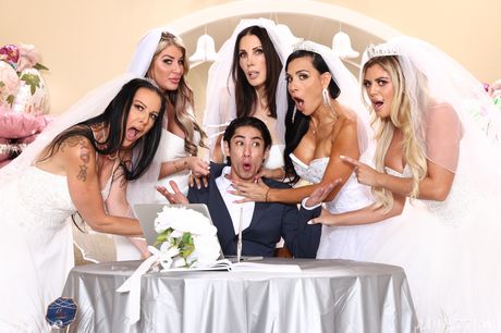 milf overload: Pięć gorących panien młodych w seksownej bieliźnie rozbiera się i pokazuje swoje niesamowite melony i cipki