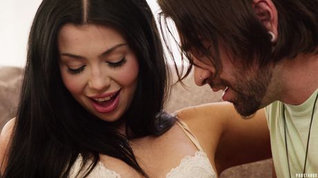 pure taboo: Wytatuowana amerykańska piękność Holly Day uwodzi swojego przyrodniego brata w białym biustonoszu i majtkach