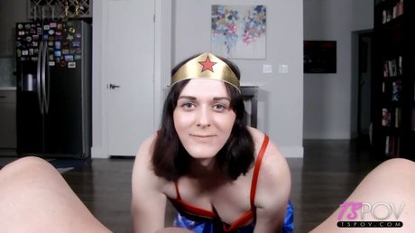 ts pov: A deslumbrante mamãe americana Lilith Lawless tira a roupa e chupa um pau antes de montá-lo