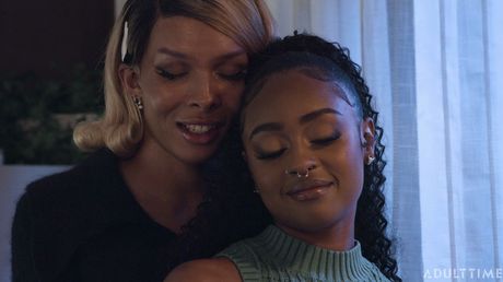 transfixed: Biuściasta latynoska transseksualistka Valeria Atreides i cispłciowa dziewczyna Destiny Mira