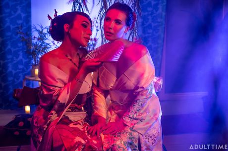 transfixed: Shemale Kasey Kei e Casey Calvert ficam nuas e transam na cozinha