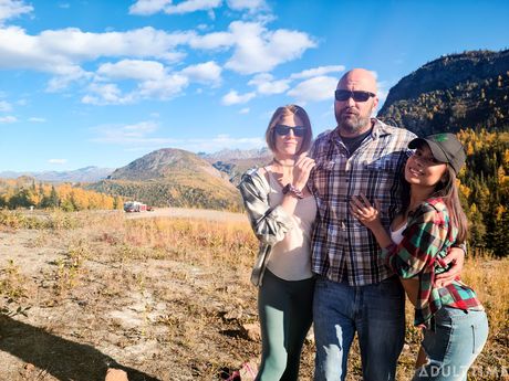 adult time: Lesbische geliefden Lana Mars en Ak Gingersnap hebben een kwartet met twee mannen
