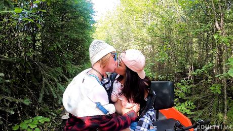 adult time: ティーン・ドールのアク・ジンジャースナップスとラナ・マーズがアラスカで3P